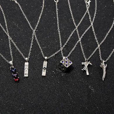 Collier Jujutsu Kaisen en alliage de zinc avec trois pendentifs symboles sur fond blanc

