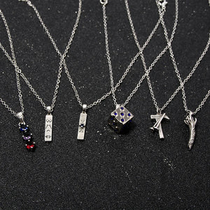 Collier Jujutsu Kaisen en alliage de zinc avec trois pendentifs symboles sur fond blanc

