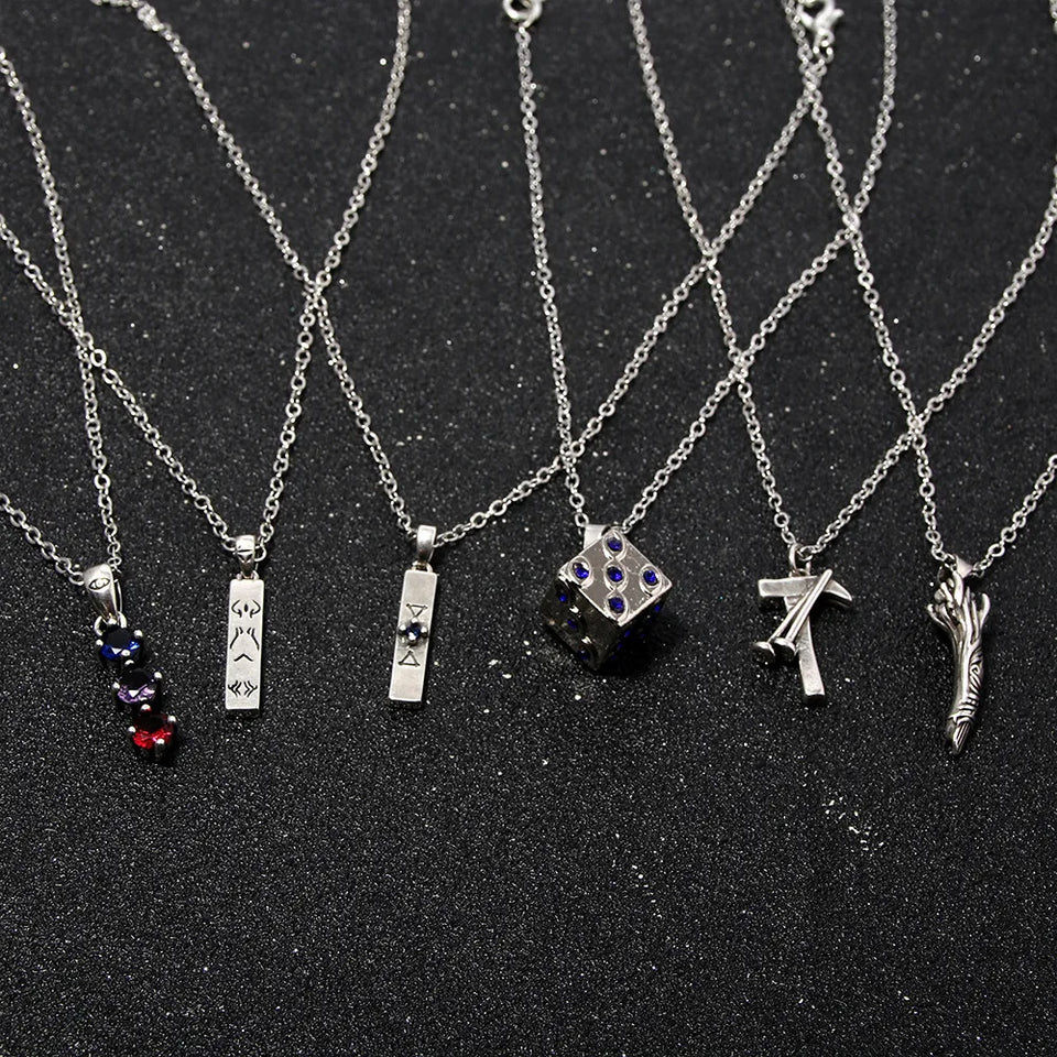 Collier Jujutsu Kaisen en alliage de zinc avec trois pendentifs symboles sur fond blanc


