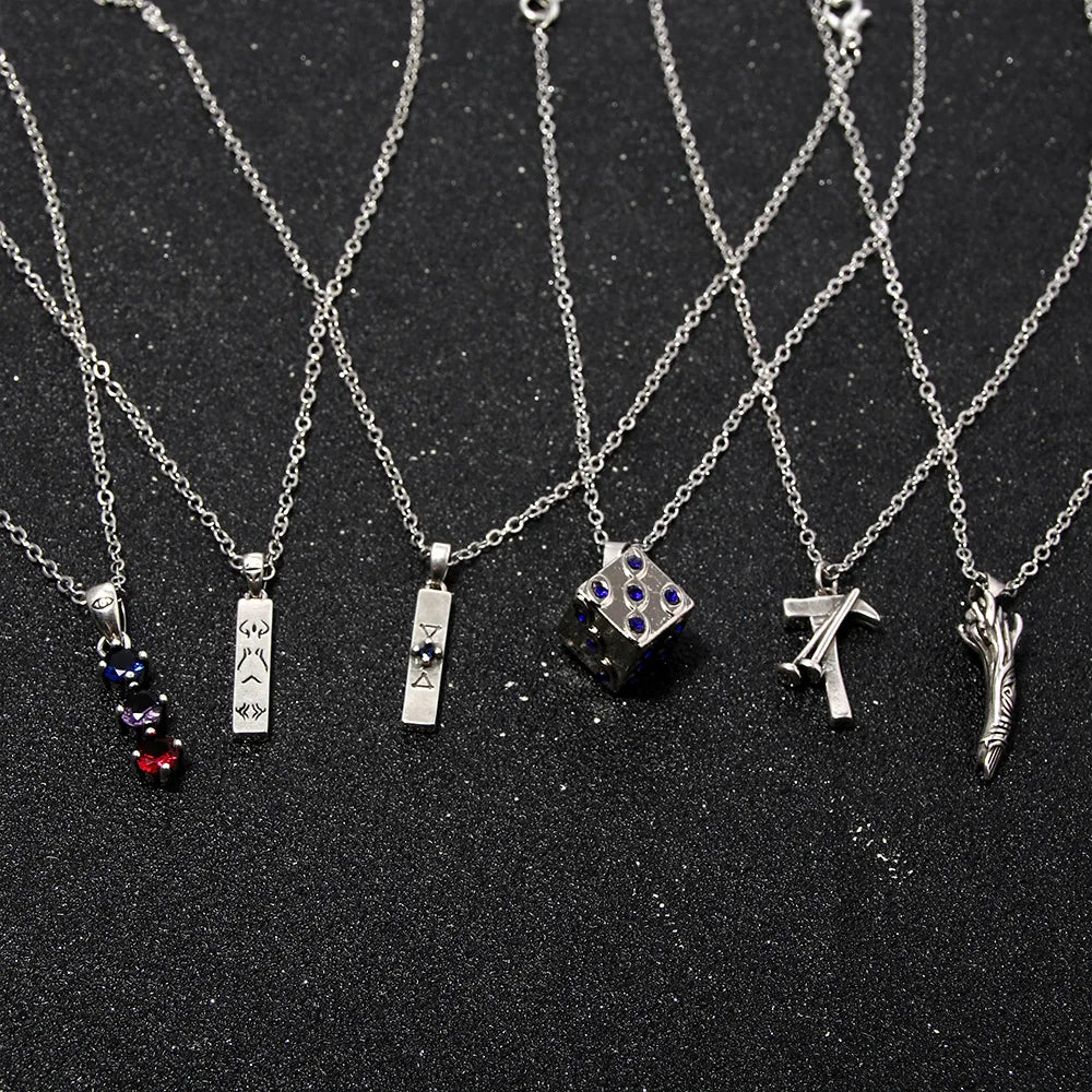 Collier Jujutsu Kaisen en alliage de zinc avec trois pendentifs symboles sur fond blanc

