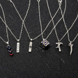 Collier Jujutsu Kaisen en alliage de zinc avec trois pendentifs symboles sur fond blanc


