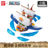 Figurine bateau One Piece avec des voiles blanches et des personnages emblématiques sur un fond aquatique