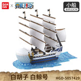 Figurine bateau One Piece en détail, représentant le célèbre navire de Luffy avec voiles blanches