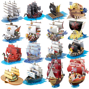 Figurine bateau One Piece avec plusieurs navires colorés sur une base aquatique en détail