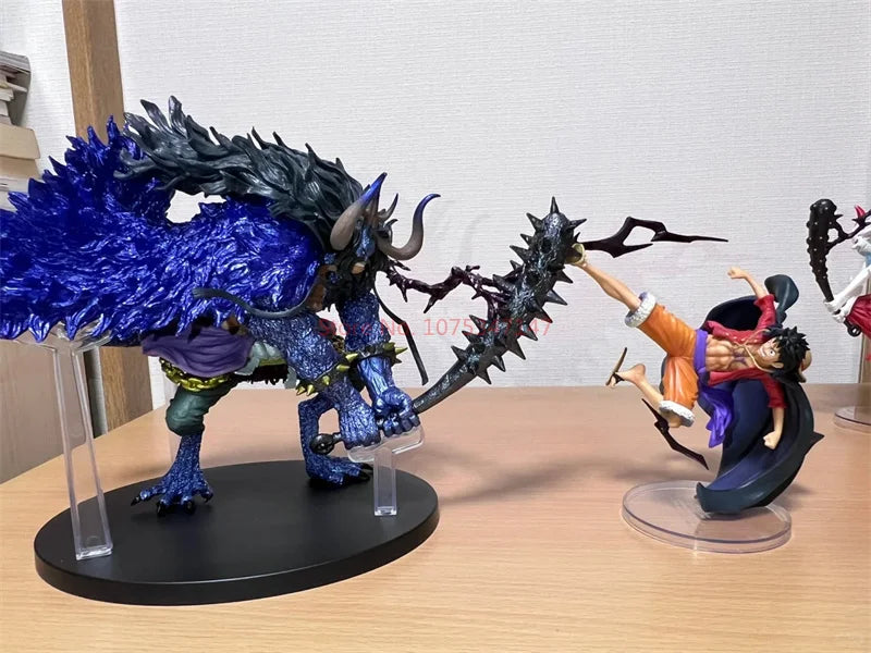Figurine One Piece officielle représentant une bataille entre Luffy et un redoutable ennemi avec détails couleur vive