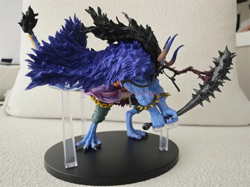 Figurine One Piece officielle de personnage avec détails vibrants et arme unique sur socle noir