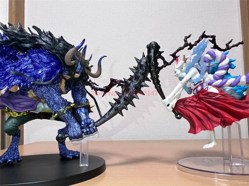 Figurine One Piece officielle représentant un combat épique entre deux personnages détaillés