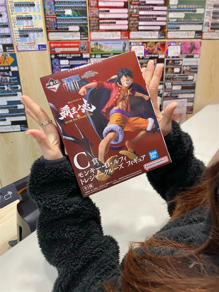 Figurine One Piece officielle de Luffy en boîte, parfaite pour les fans de la série animée japonaise
