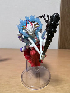 Figurine One Piece officielle de personnage avec une batte, détails colorés et socle transparent