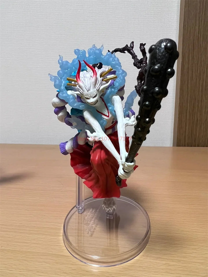 Figurine One Piece officielle de personnage avec une batte, détails colorés et socle transparent