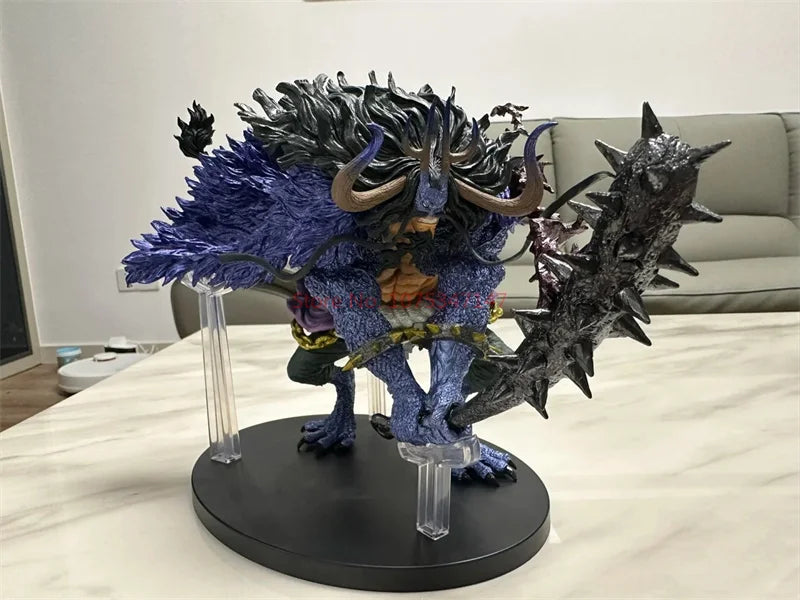 Figurine One Piece officielle représentant un personnage avec des détails réalistes sur une base noire