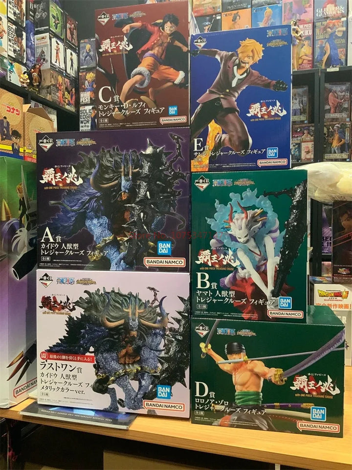 Figurines One Piece officielles regroupées sur une étagère, mettant en valeur des personnages emblématiques