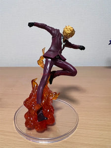Figurine One Piece officielle de Sanji en pleine action avec des flammes rouges et oranges