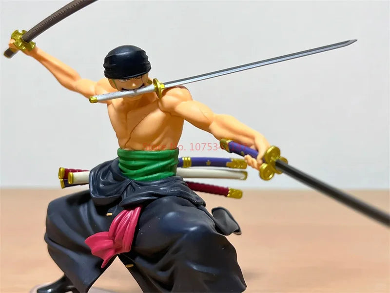 Figurine One Piece officielle de Roronoa Zoro avec plusieurs sabres en action dynamique