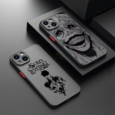 Coque iPhone Solo Leveling avec designs uniques de personnages sur fond noir