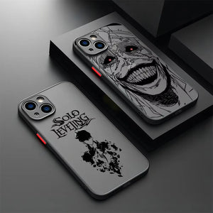Coque iPhone Solo Leveling avec designs uniques de personnages sur fond noir