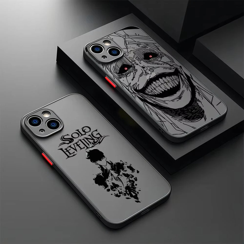 Coque iPhone Solo Leveling avec designs uniques de personnages sur fond noir
