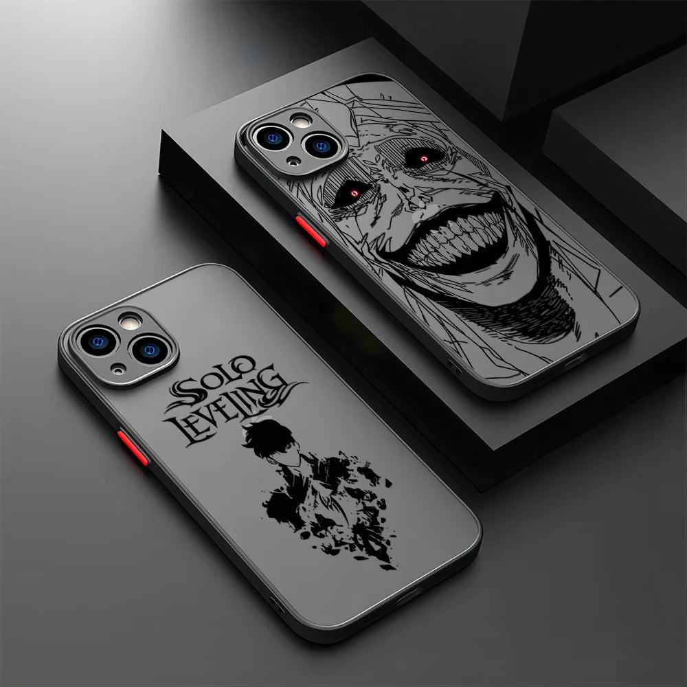 Coque iPhone Solo Leveling avec designs uniques de personnages sur fond noir