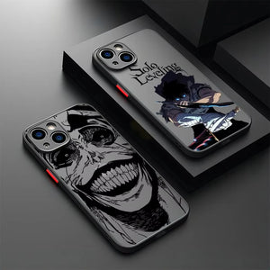 Coque iPhone Solo Leveling avec design artistique des personnages de la série populaire