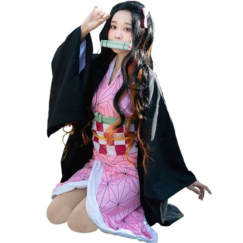 Costume Nezuko Kamado pour enfants avec une robe rose et une cape noire, parfait pour les fans d'anime