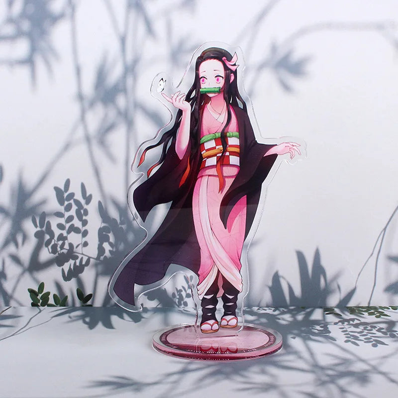 Figurine Demon Slayer 16 cm représentant un personnage féminin avec un kimono coloré et un masque