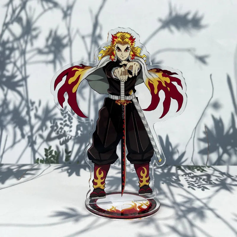 Figurine Demon Slayer 16 cm de Kyojuro Rengoku avec détails colorés et base décorative