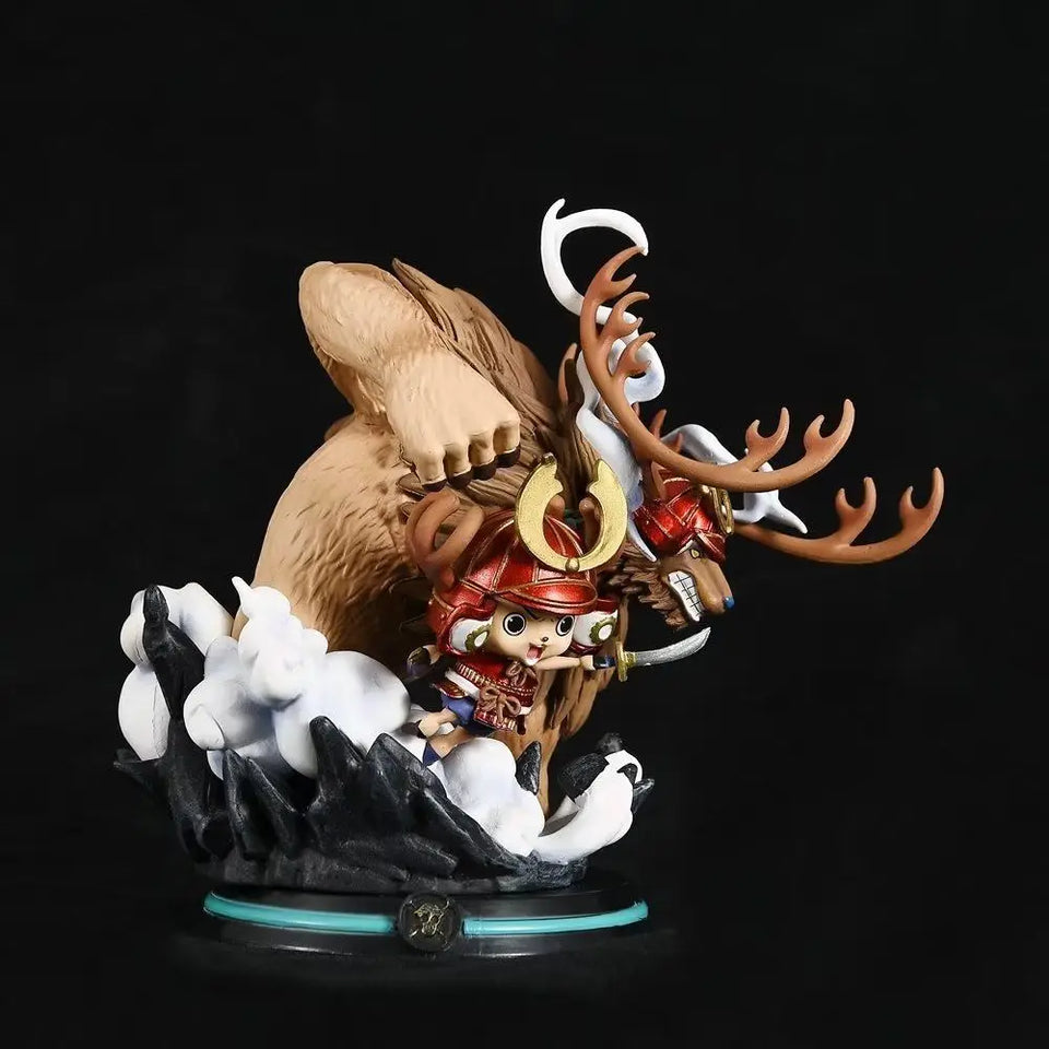Figurine Chopper Wano détaillée avec un ours en arrière-plan sur fond noir