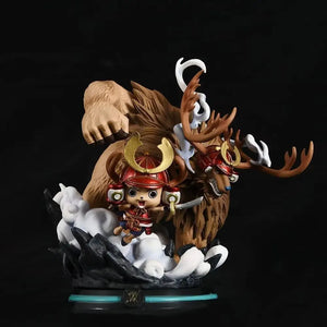 Figurine Chopper Wano avec un ours en arrière-plan, détaillée et colorée, idéale pour les fans d'One Piece
