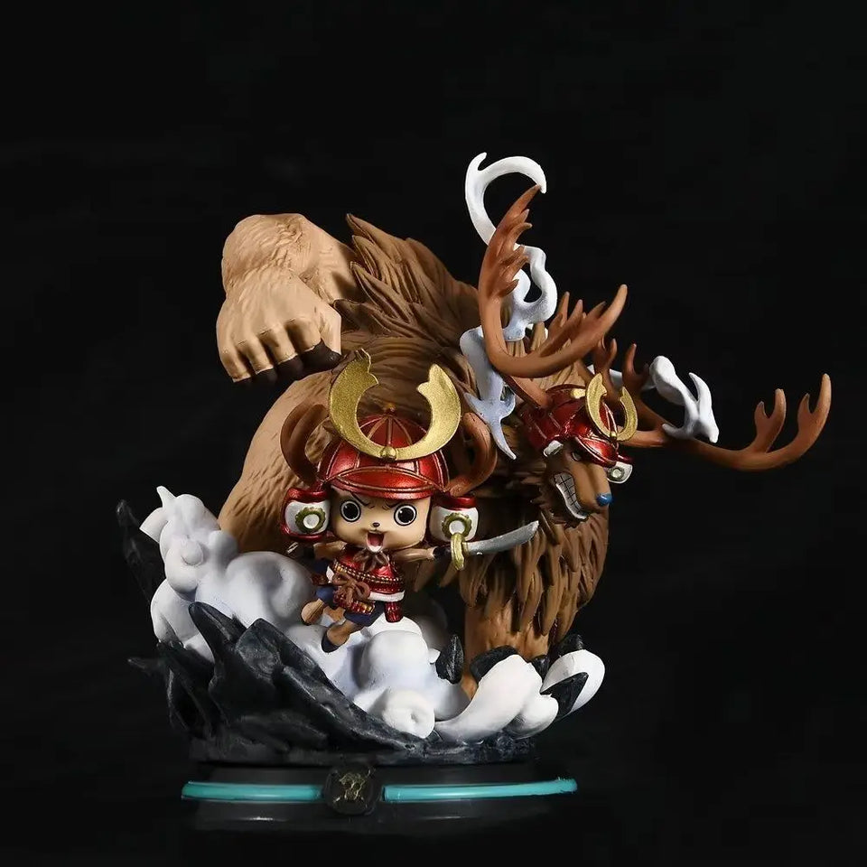 Figurine Chopper Wano avec un ours en arrière-plan, détaillée et colorée, idéale pour les fans d'One Piece