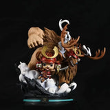 Figurine Chopper Wano avec un ours en arrière-plan, détaillée et colorée, idéale pour les fans d'One Piece