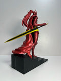 Figurine Igris Solo Leveling en rouge avec épée jaune, représentant le personnage emblématique
