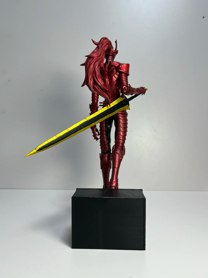 Figurine Igris Solo Leveling avec une épée jaune sur un socle noir, vue de dos