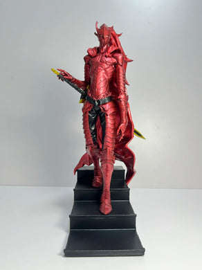 Figurine Igris Solo Leveling en rouge avec détails fins et posture dynamique sur un socle noir