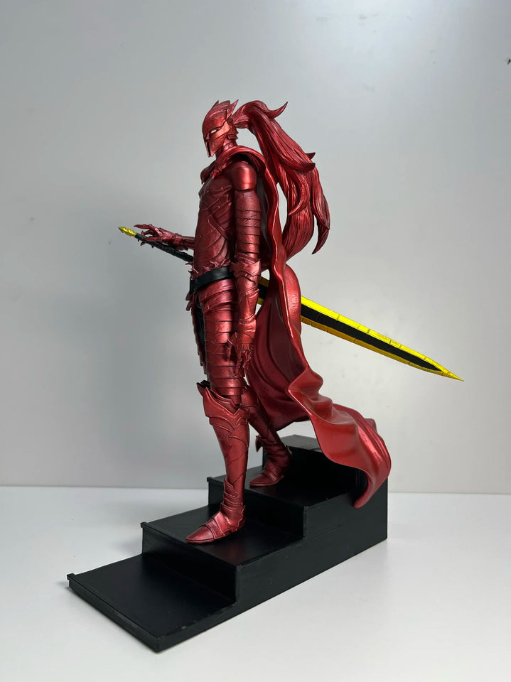 Figurine Igris Solo Leveling en rouge, avec une épée jaune et un socle noir, représentant un personnage puissant