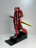 Figurine Igris Solo Leveling en rouge, avec une épée jaune et un socle noir, représentant un personnage puissant