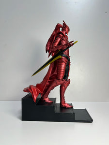 Figurine Igris Solo Leveling en rouge avec une épée, posée sur un socle élégant