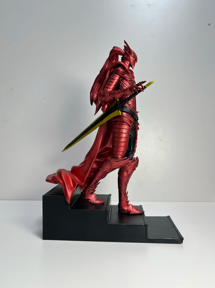 Figurine Igris Solo Leveling en rouge avec une épée, posée sur un socle élégant