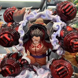 Figurine Luffy Gear 4 en pose dynamique avec des détails colorés et des effets de mouvement