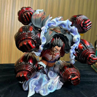 Figurine Luffy Gear 4 en action avec des poings géants et des effets spéciaux dynamiques