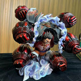 Figurine Luffy Gear 4 en action avec des poings géants et des effets spéciaux dynamiques