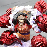 Figurine Luffy Gear 4 en pleine action avec des détails impressionnants et des couleurs vives