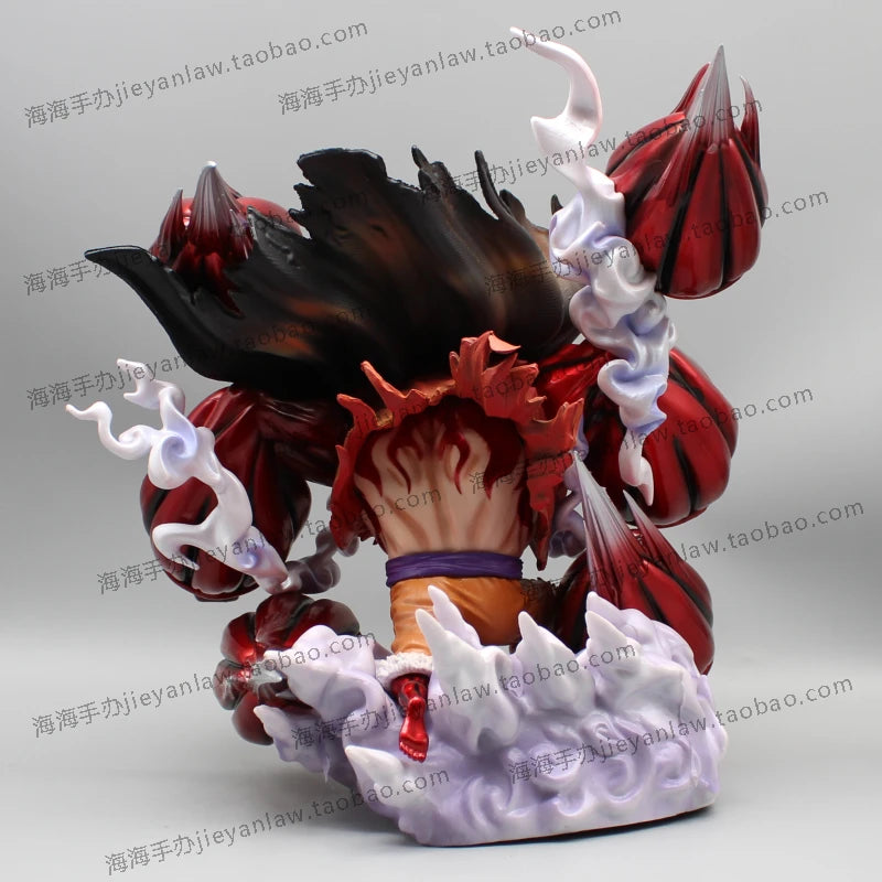 Figurine Luffy Gear 4 en détail, montrant ses bras puissants et son design dynamique