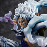 Figurine Luffy Gear 5 avec des détails vibrants et une posture dynamique pour les fans d'anime