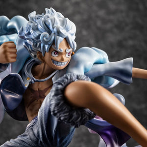 Figurine Luffy Gear 5 avec des détails réalistes et une pose dynamique pour les fans de One Piece
