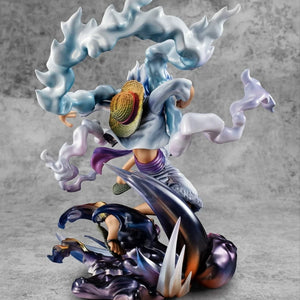 Figurine Luffy Gear 5 en action avec une cape de fumée et un chapeau de paille coloré