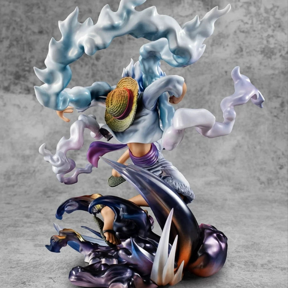 Figurine Luffy Gear 5 en action avec une cape de fumée et un chapeau de paille coloré