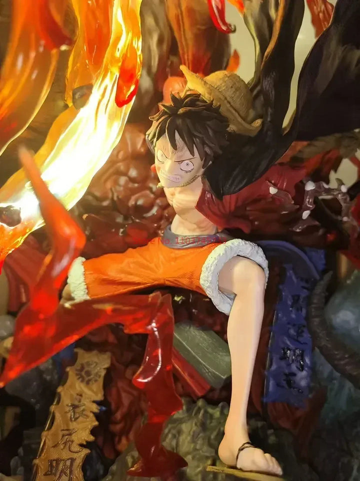 Figurine Luffy Red Rock en action avec des détails dynamiques et des couleurs vives