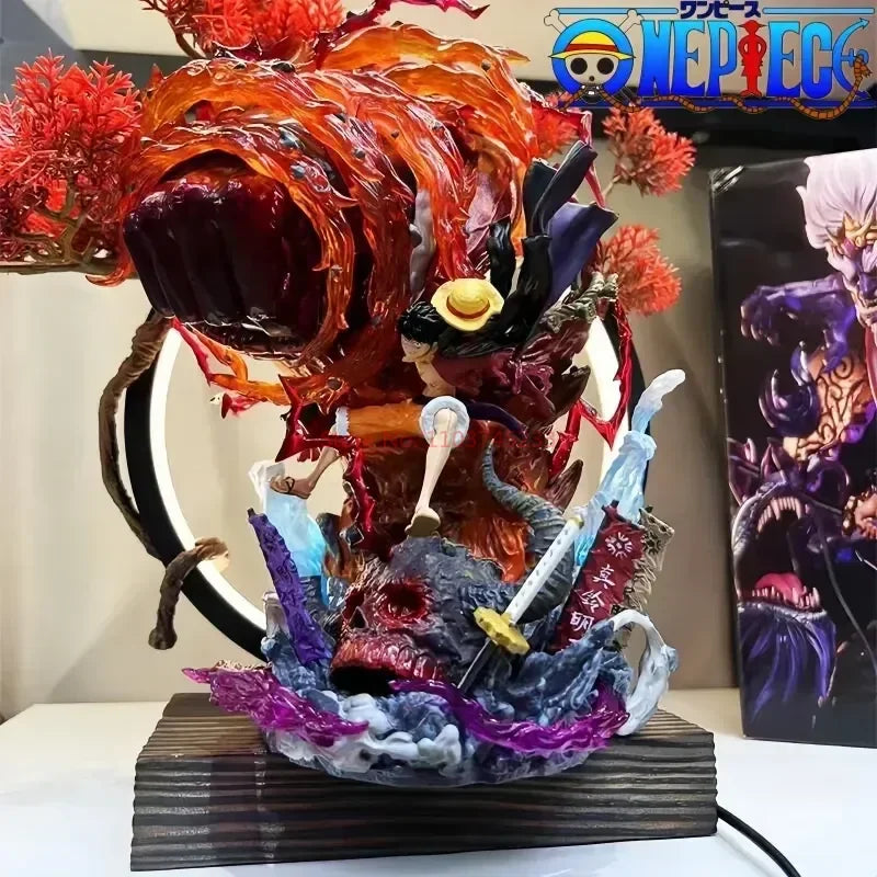 Figurine Luffy Red Rock sur socle avec des détails colorés et un fond artistique inspiré de One Piece