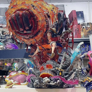 Figurine Luffy Red Rock en détail, représentant Luffy en action avec des effets de feu et des détails colorés