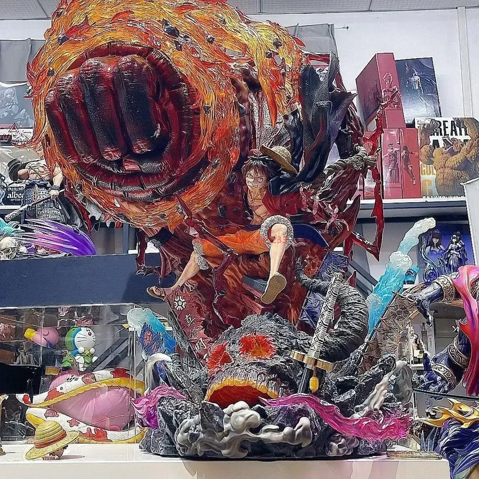 Figurine Luffy Red Rock en détail, représentant Luffy en action avec des effets de feu et des détails colorés